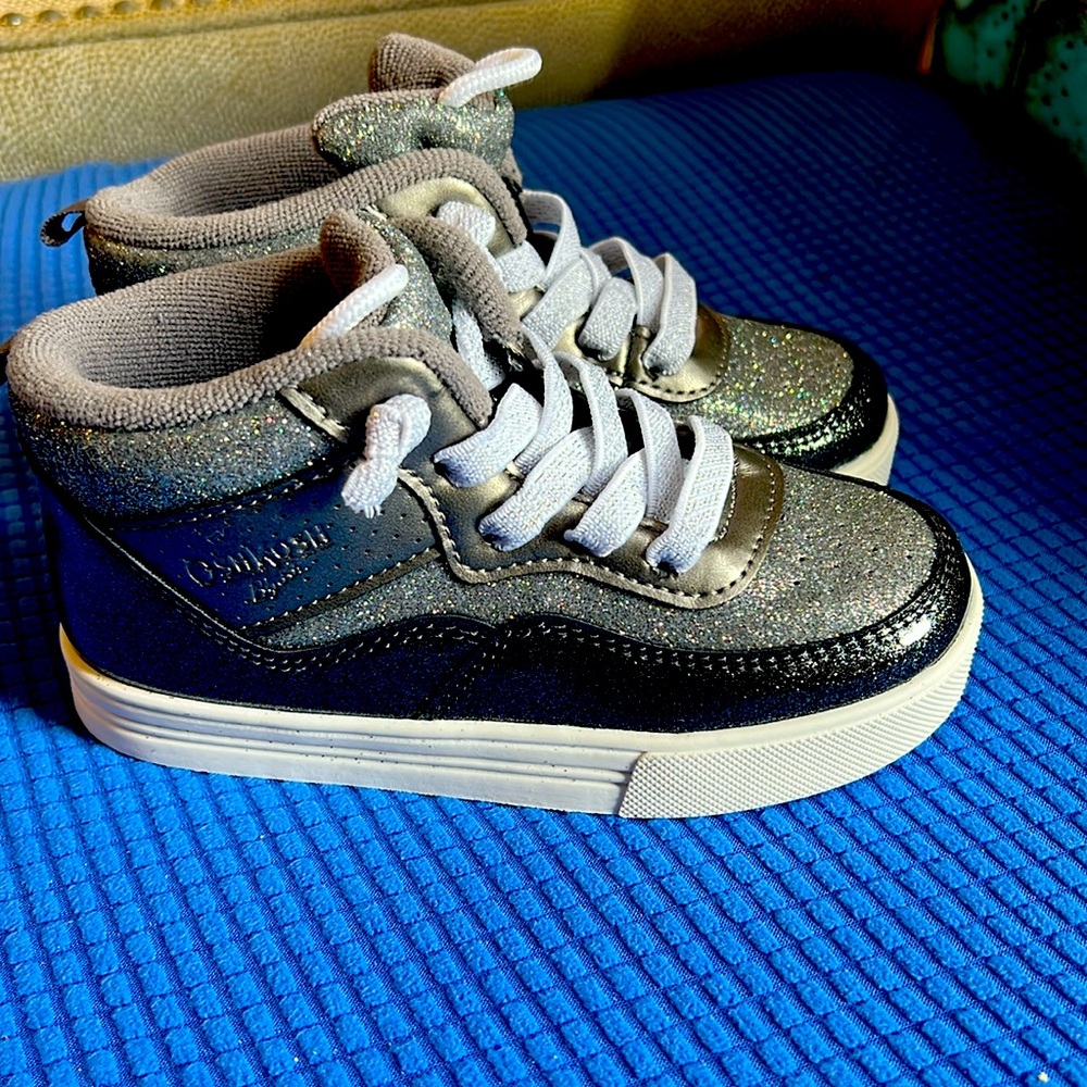 Toddler girl’s sneakers size 11